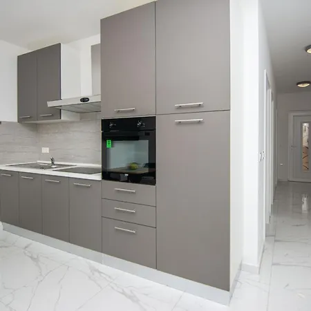 With Parking Space - 24331 Appartamento Vir