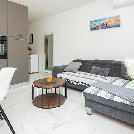 Appartamento With Parking Space - 24331 Vir